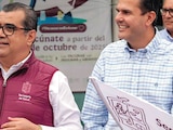 EL HERMANO del edil asesinado Carlos Manzo (c), ayer, en un acto del gobierno de Michoacán. A Juan Manzo se le menciona como aspirante a la alcaldía de Uruapan
