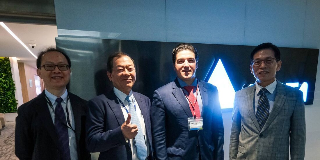 El Gobernador de NL con funcionarios asiáticos.