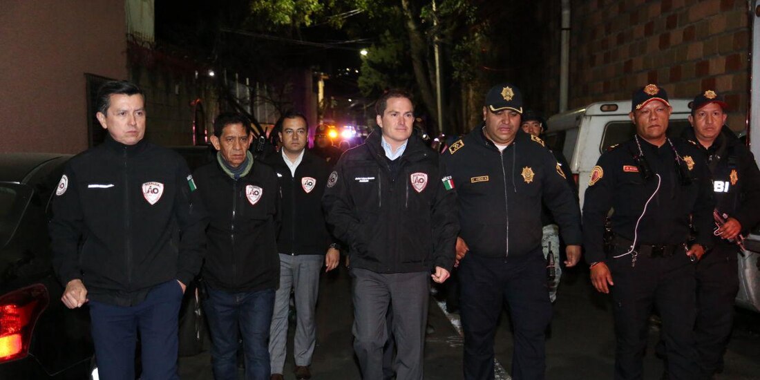 Al centro de la imagen el Alcalde en Álvaro Obregón.