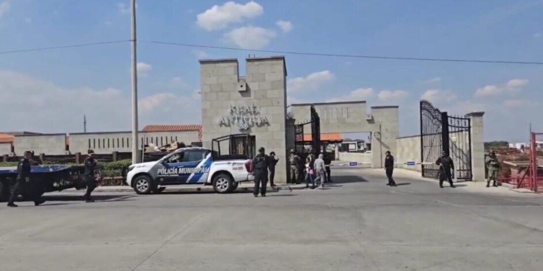 Elementos del orden resguardan los alrededores del sitio en donde se registró el crimen, en la zona más exclusiva de Atizapán de Zaragoza, ayer.