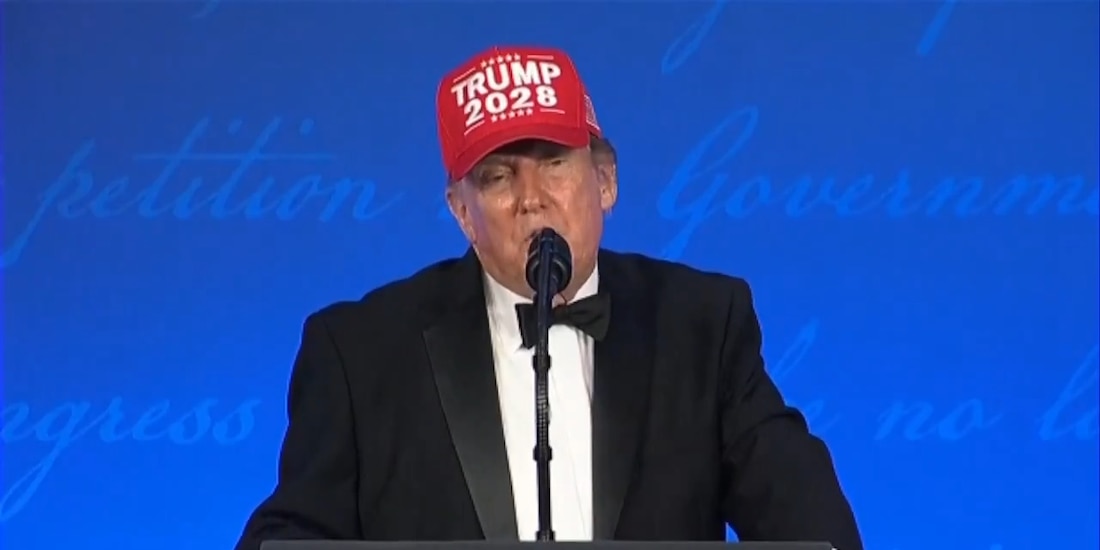 Donald Trump ironiza con buscar un "cuarto mandato" como presidente de EU.