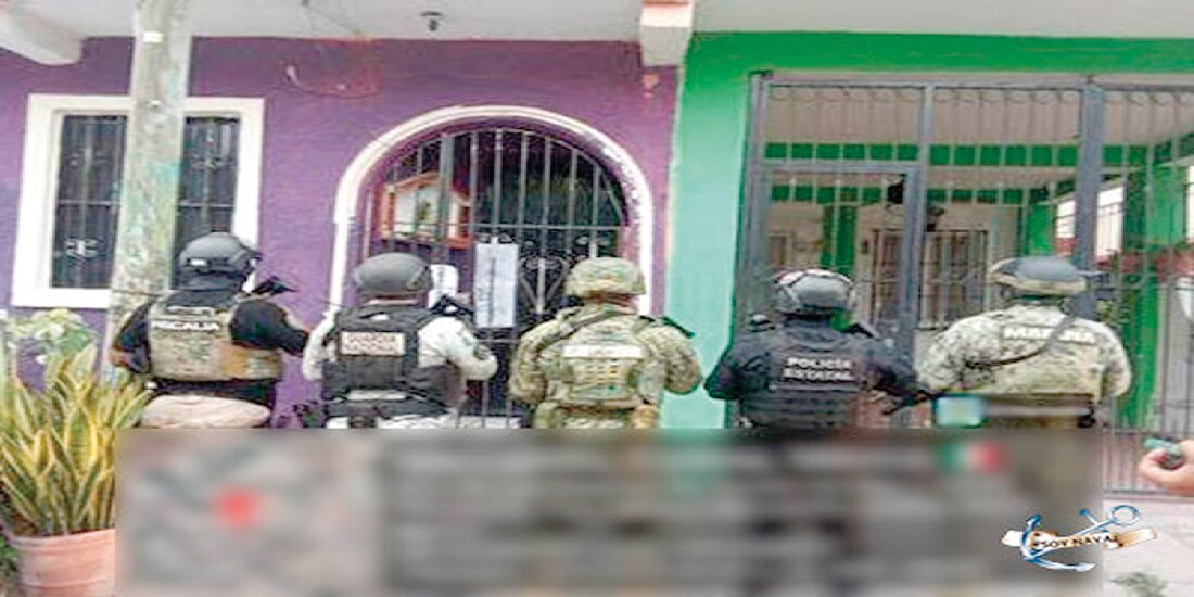ELEMENTOS policiales, ayer al custodiar un inmueble asegurado tras un operativo en Colima.