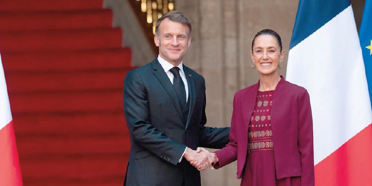 El presidente Macron estrecha la mano de Claudia Sheinbaum, ayer.