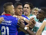 Imágenes de la bronca en la Final del Guard1anes 2021 entre Cruz Azul y Santos