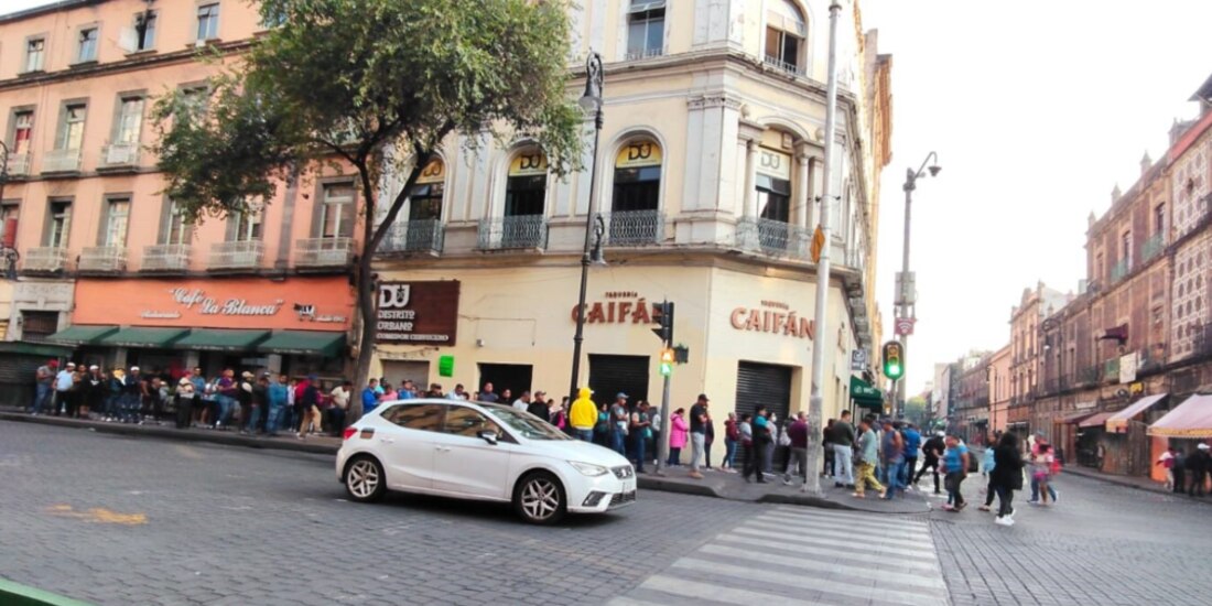 Largas filas de maestros que buscan entrar a un sanitario en Isabel la Católica, ayer.