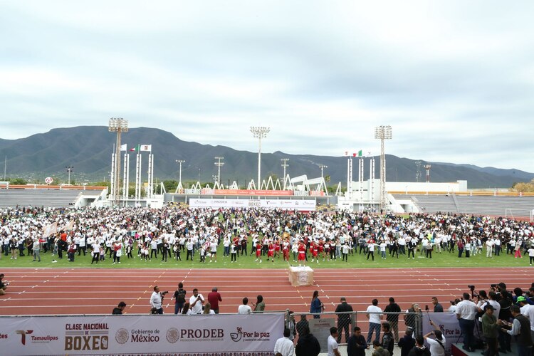 La juventud tamaulipeca se ejercitó siguiendo la clase encabezada desde el Zócalo por Claudia Sheinbaum.