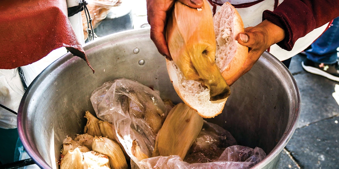 ASPECTO de un puesto de venta de tamales, en imagen de archivo.