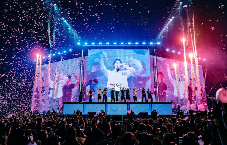 Hubo confeti y fuegos artificiales durante
el espectáculo.