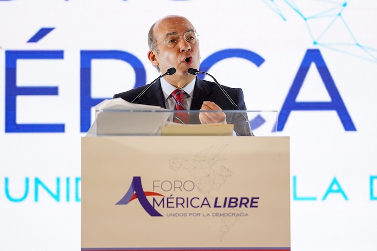 El expresidente de México, Felipe Calderón durante su participación en el Foro “América Libre Unidos Por la Democracia”