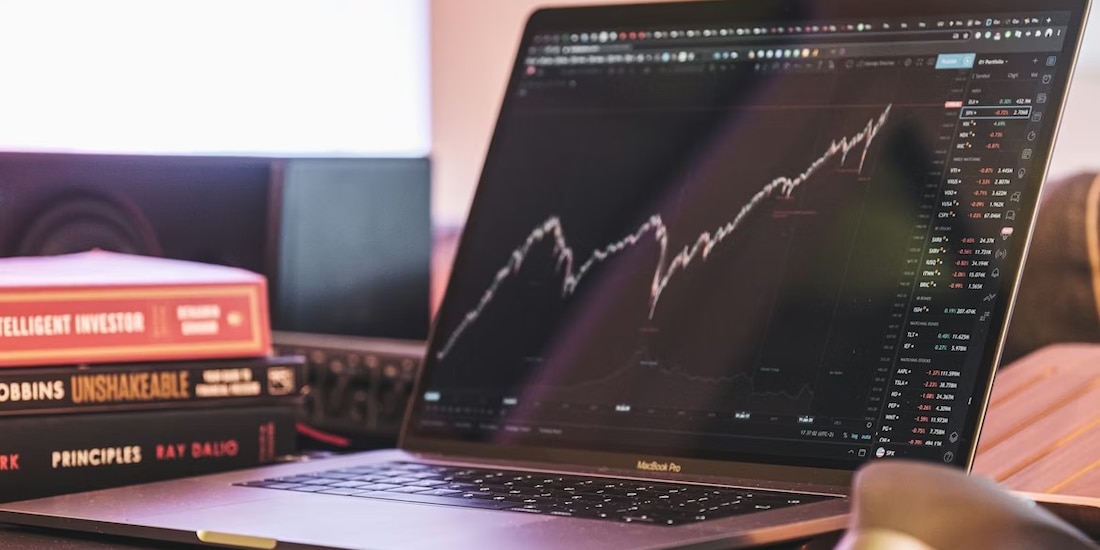 Plataformas de trading permiten a los inversionistas evaluar pares de divisas y volatilidad.