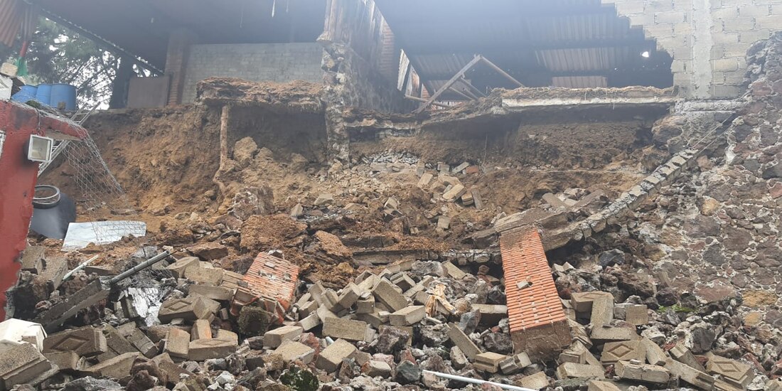 La Secretaría de Gestión Integral de Riesgos y Protección Civil de la CDMX informó que se deslizaron 40 metros cúbicos del talud.