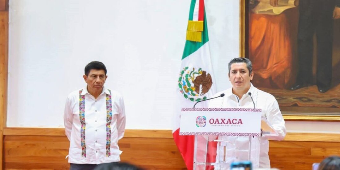 El fiscal general de Oaxaca, José Bernardo Rodríguez Alamilla (a la derecha), al participar en la conferencia de prensa semanal del gobernador Salomón Jara Cruz, ayer.