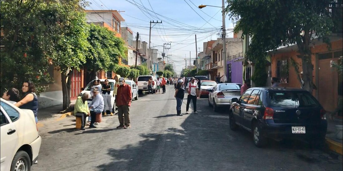 Habitantes de Ciudad Neza se resguardan en la calle