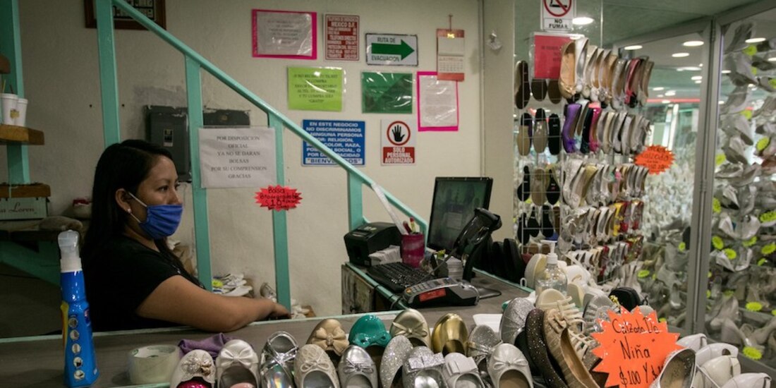 La encargada de una zapatería en la Lagunilla, acata las medidas sanitarias para recibir a sus clientes, el pasado 7 de agosto.
