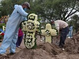 CIUDAD DE MÉXICO, 11MAYO2020.- Se llevó a cabo un entierro de una muerte por Covid-19 el cual se realizó en un área designada para casos de Coronavirus en el Panteón San Lorenzo Tezonco. Dos familiares presenciaron el entierro para dar el último adiós a su ser querido. El acceso para el cementerio es de 5 personas si es muerte natural y 2 personas si es sospechoso o caso Covid-19.
FOTO: GRACIELA LÓPEZ /CUARTOSCURO.COM