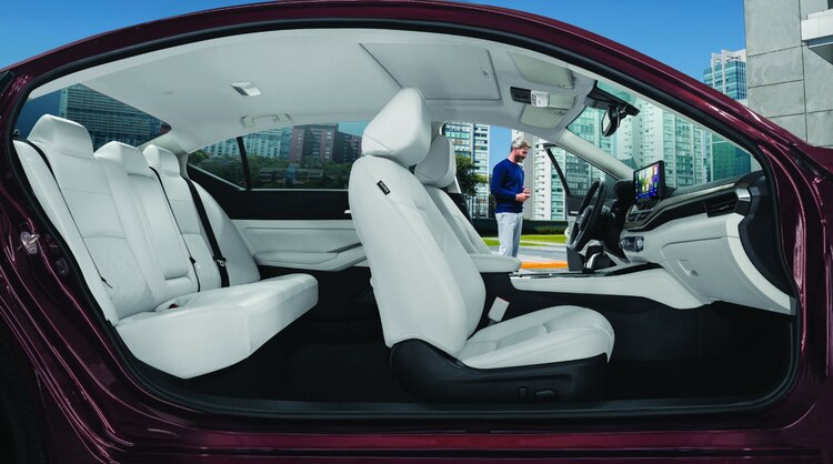 Nissan Altima 2023 proporciona toda la conectividad que ofrecen las tecnologías de NissanConnect® Services.