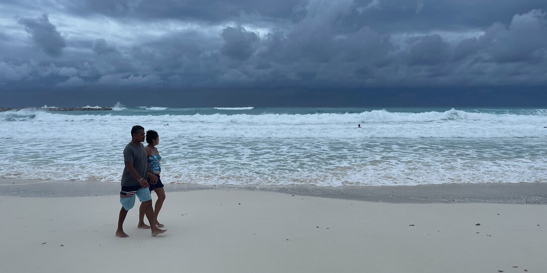 Día nublado se registra en Cancún esto debido a la cercanía Lisa, una tormenta que se ha convertido en huracán categoría 1, y la cual se encuentra a 200 kilómetros al surestes de Quintana Roo..