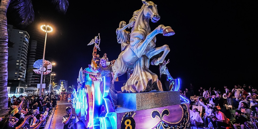 CARROS ALEGÓRICOS recorren 21 km
del malecón.