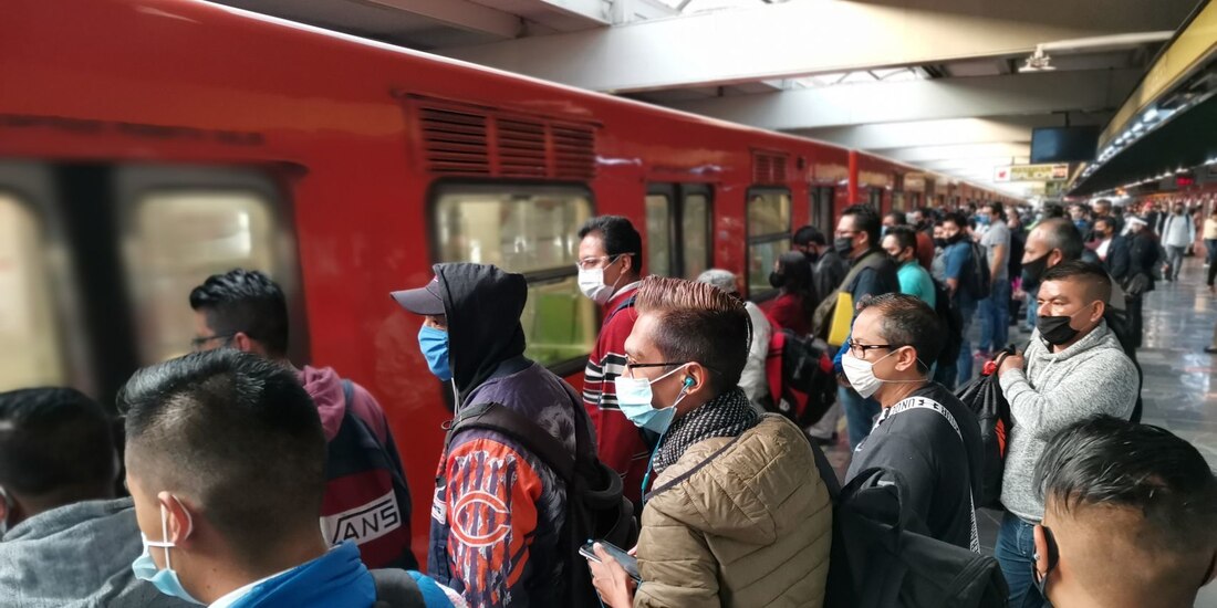 Usuarios del Metro este primero de junio