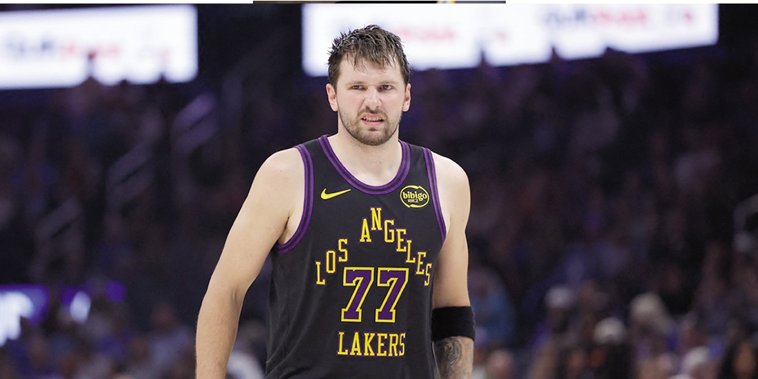 LUKA DONCIC reacciona en un partido entre Lakers y Oklahoma, el 2 de abril