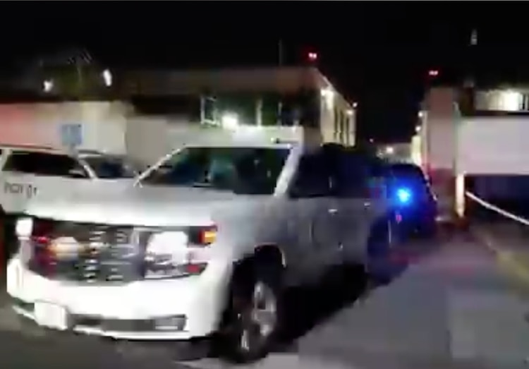 Vehículos oficiales trasladan al exdirector de Pemex, Emilio Lozoya.