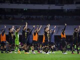 Futbolistas de los Pumas, al término del partido contra el América en el Azteca.