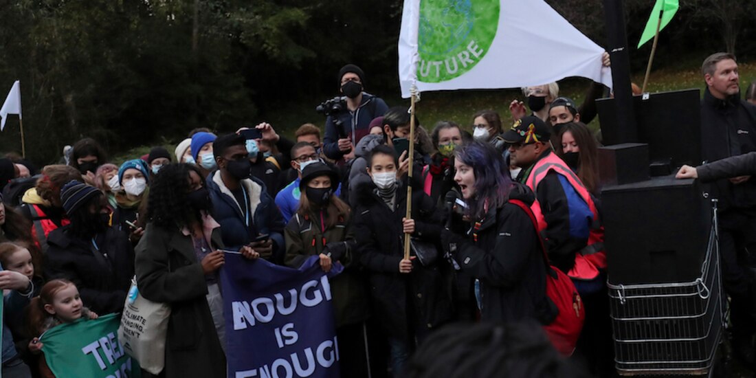 Cientos de activistas, entre ellos Greta Thunberg, exigen mayores esfuerzos para afrontar la crisis climática, ayer, en Glasgow.