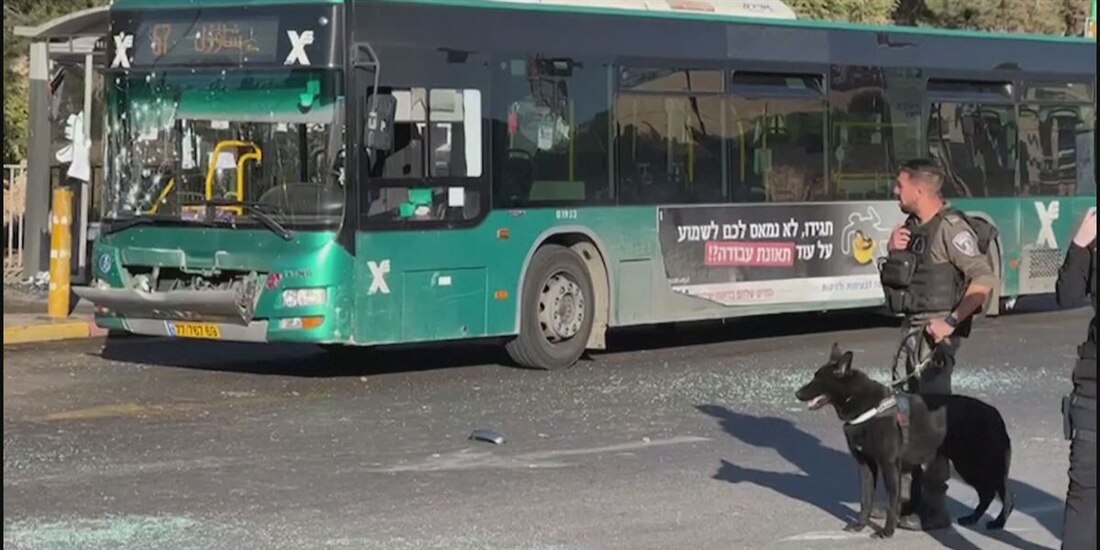 "No ha habido un ataque tan coordinado en Jerusalén desde hace muchos años", dijo el portavoz policial Eli Levi a la Radio del Ejército israelí.