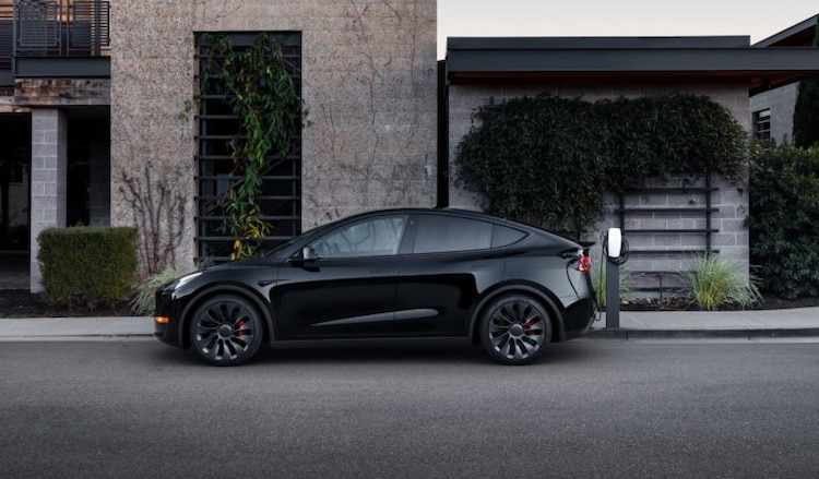 El Tesla Model Y acelera hasta los 100 km/h en 6,9 segundos y tiene una velocidad punta de 217 km/h.