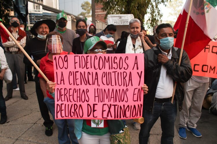 Integrantes de FRENA protestan.