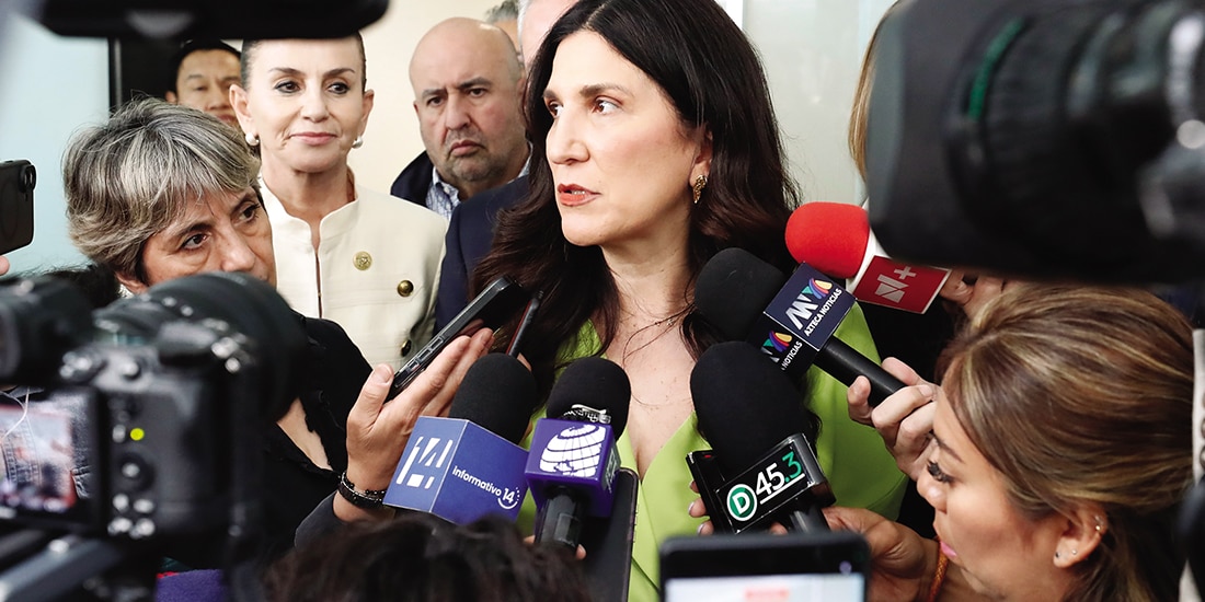 LA PANISTA declara ante reporteros, ayer en el Congreso.