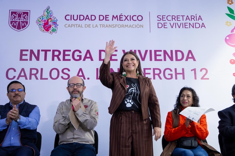 La jefa de Gobierno anunció la eliminación de trámites burocráticos que retrasan hasta 10 años el acceso a vivienda.