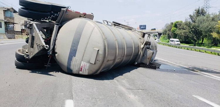 Volcadura de pipa provoca afectaciones viales en la autopista México - Pachuca.