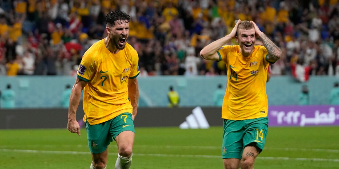 Mathew Leckie, izquierda, celebra con Riley McGree el gol de Australia ante Dinamarca en el Mundial Qatar 2022