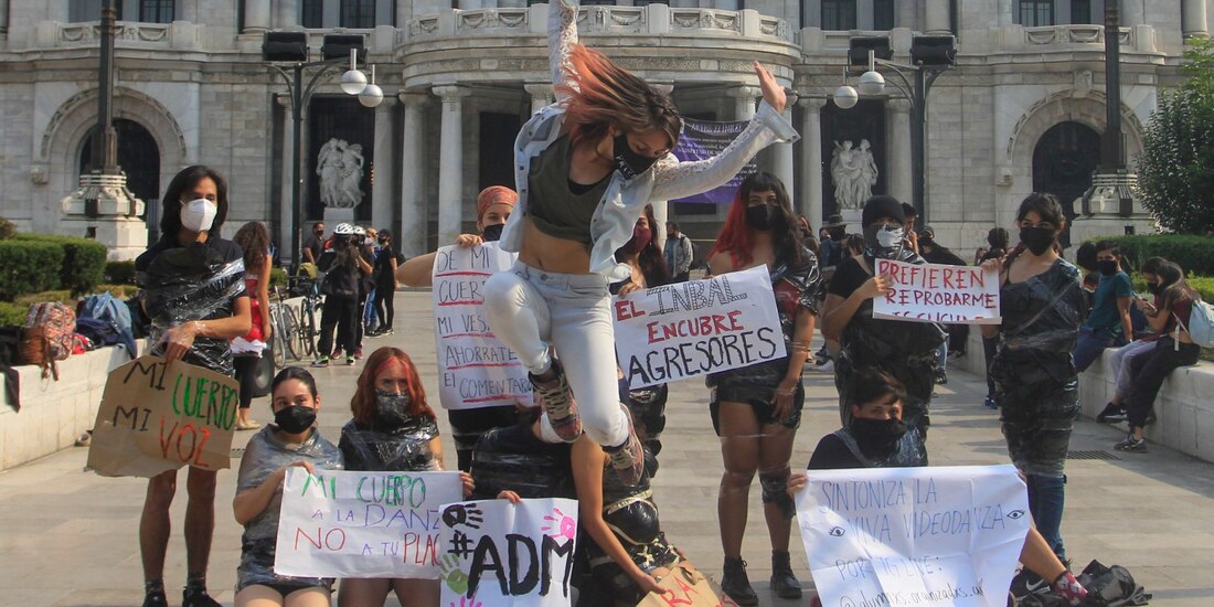 Alumnas de la Academia de la Danza Mexicana protestaron el pasado 23 de abril en las inmediaciones del Palacio de Bellas Artes. Exigieron no más violencia en las aulas.
