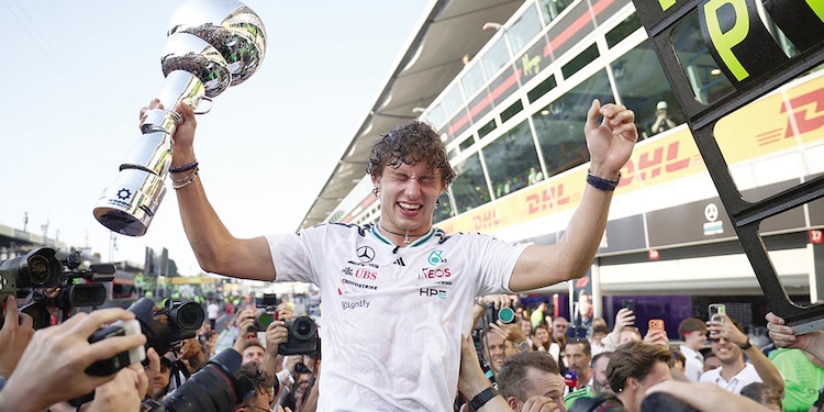 ASÍ SE VIVIERON
los festejos del
piloto italiano tras
su victoria en casa.