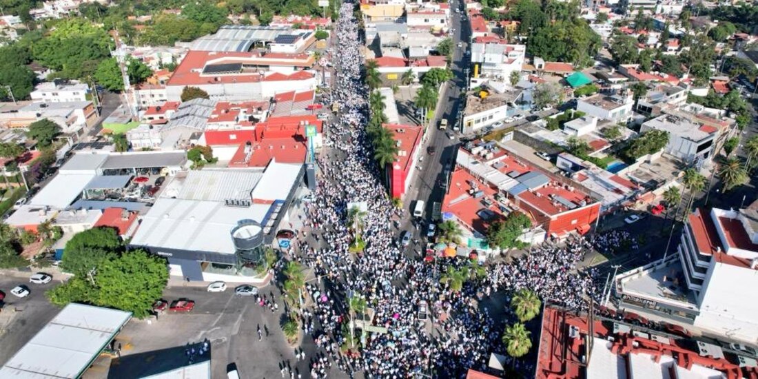 Los inconformes, casi todos vestidos de blanco, estrangularon la movilidad durante su caminata hacia la Plaza de Armas de la capital de la entidad, ayer.