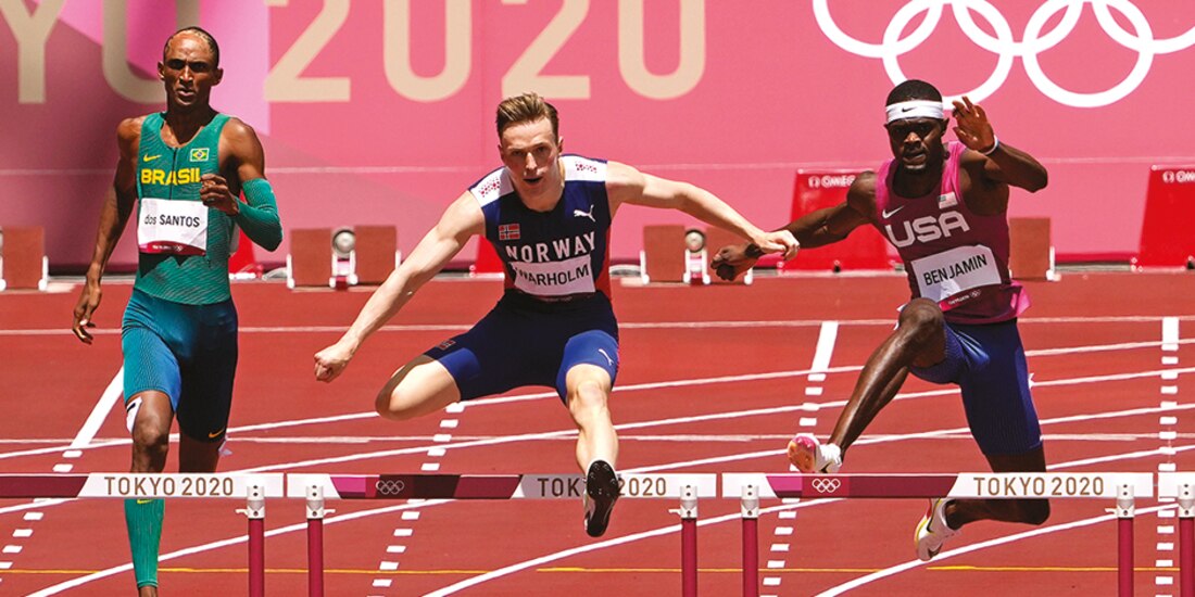 Karsten Warholm (azul) salta una de las vallas, ayer.