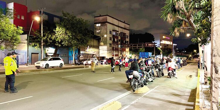 La noche del martes, lo afectados protestaron para exigir justicia.