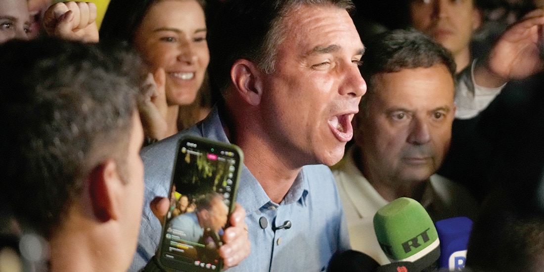 EL ULTRADERECHISTA Flávio Bolsonaro celebra los resultados electorales, ayer.
