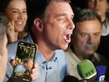 EL ULTRADERECHISTA Flávio Bolsonaro celebra los resultados electorales, ayer.