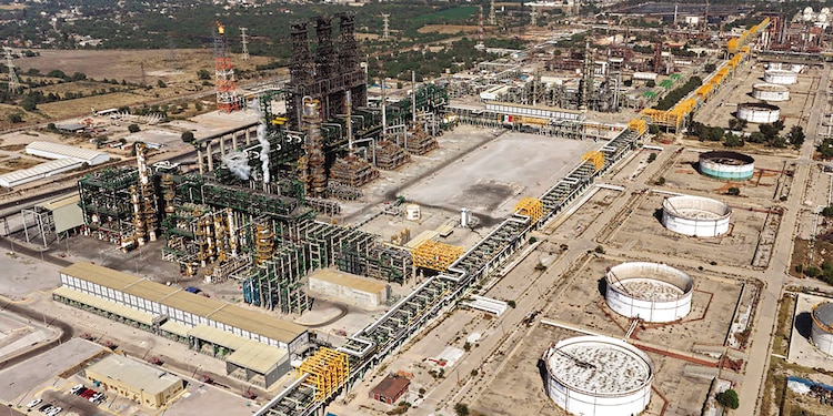 La Presidenta Claudia Sheinbaum, ayer, en su recorrido por la refinería de Tula.