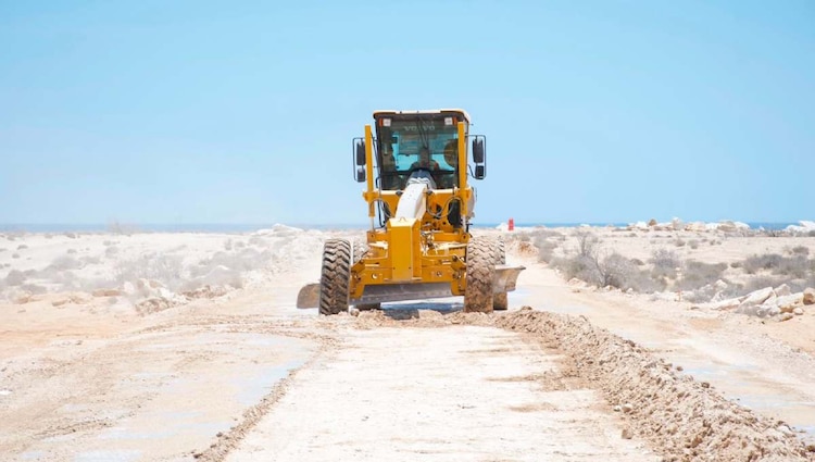 Los contingentes operativos asignados por la SICT mantendrán las maniobras de pavimentación sobre la franja costera de Baja California Sur.