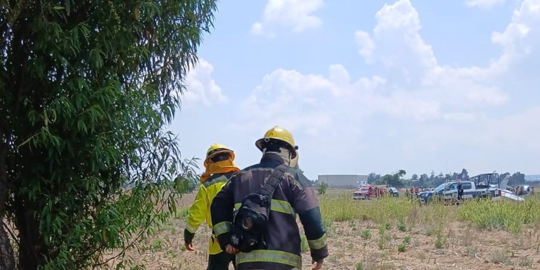 Elementos de seguridad atienden desplome de aeronave en Huejotzingo, Puebla.