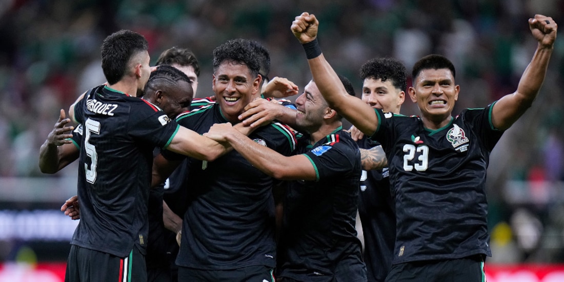 Jugadores mexicanos celebrando el gol ante Corea del Sur.