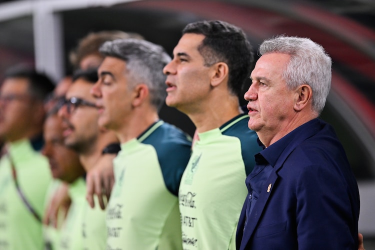 Rafael Márquez junto a Javier Aguirre en el protocolo previo al partido.