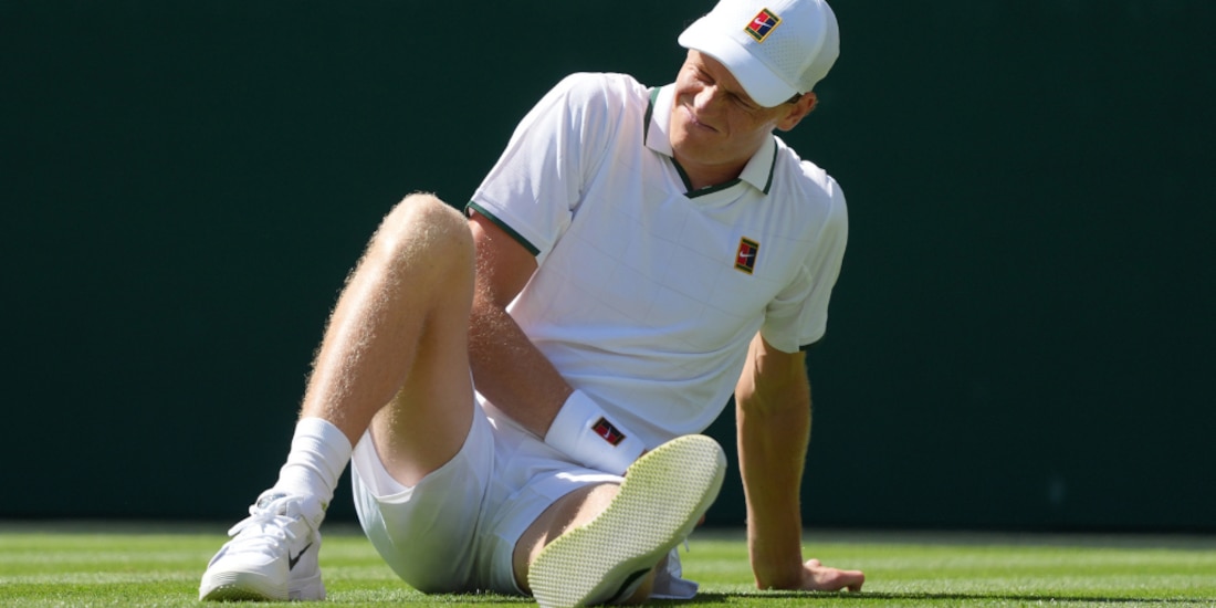 Jannik Sinner sufrió una caída en su debut en Wimbledon.