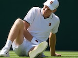 Jannik Sinner sufrió una caída en su debut en Wimbledon.