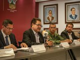 El procurador General de Justicia de Hidalgo, Santiago Nieto, explica que en colaboración con la Fiscalía General de Justicia de la Ciudad de México se pudo llevar a cabo un cateo en la propiedad de un ex secretario, investigado por la Estafa Siniestra, en el que se aseguraron dos cajas fuertes y documentos que pueden ayudar a la investigación.