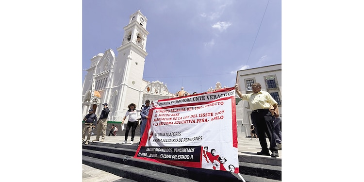 Protestas magisteriales en Plaza Lerdo del estado, ayer.